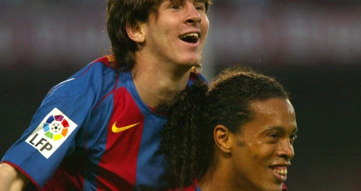 Messi y Ronaldinho celebran el primer gol del argentino con el FC Barcelona EFE
