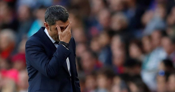 Valverde se lamenta en el banquillo del Barça / EFE