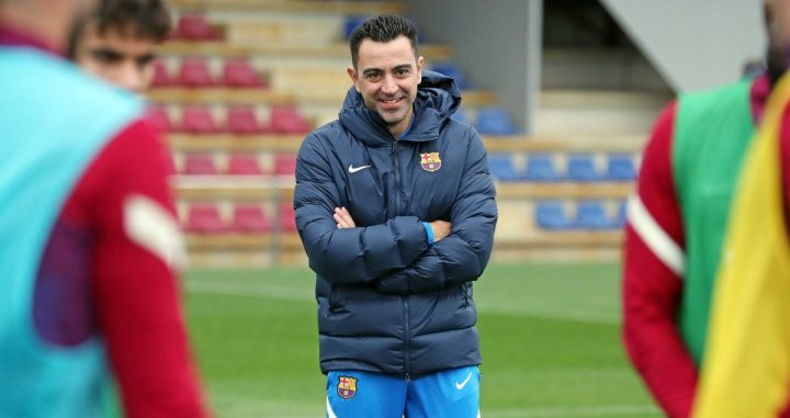Xavi sonríe con el Barça / FCB