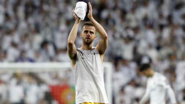 Pjanic aplaudiendo su afición con la Juventus / EFE