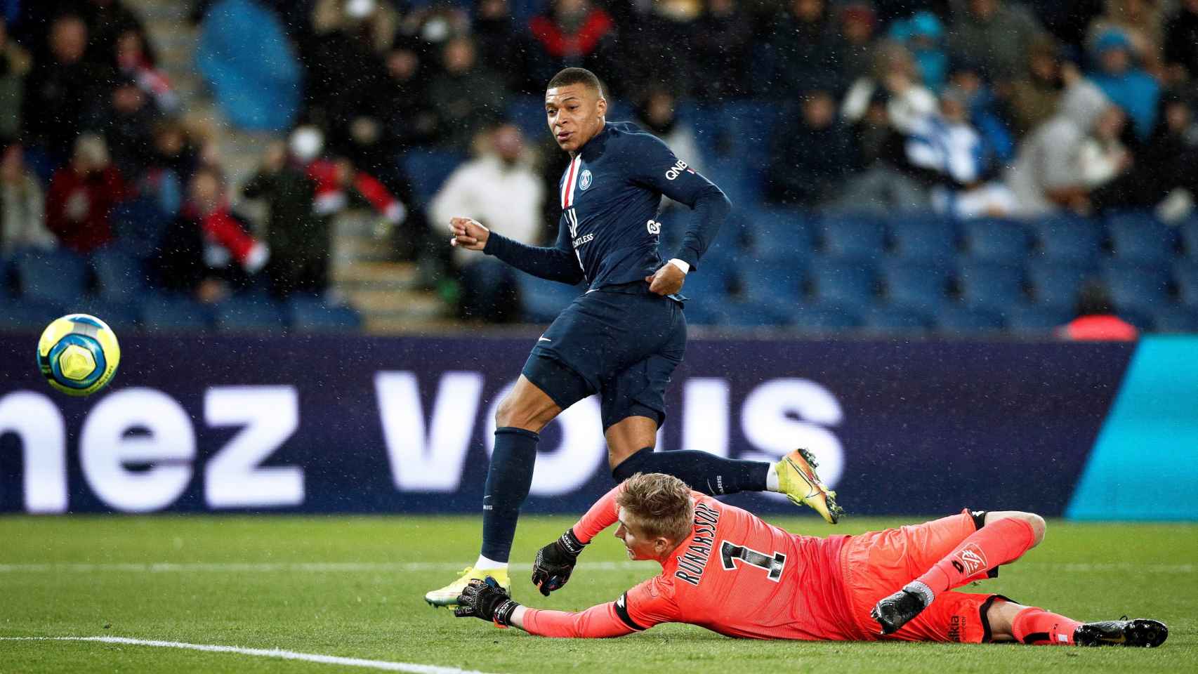 Mbappé marcando un gol contra el Lyon / EFE
