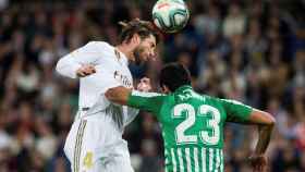 Ramos, disputando un balón ante el Betis | EFE