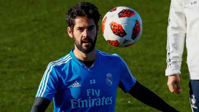 Isco mira el balón durante un entrenamiento del Real Madrid / EFE