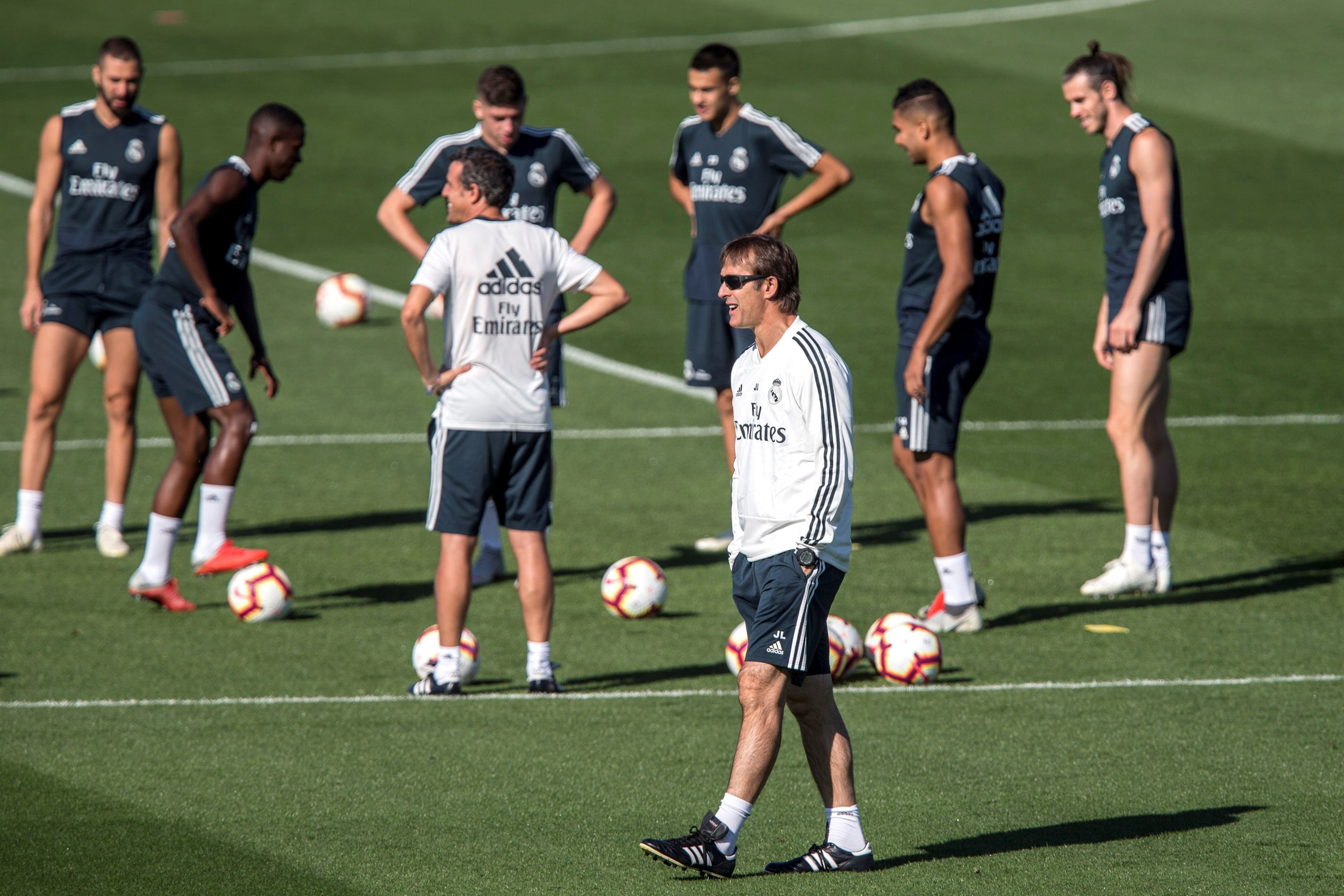 Julen Lopetegui junto a varios jugadores en un entrenamiento del Real Madrid / EFE