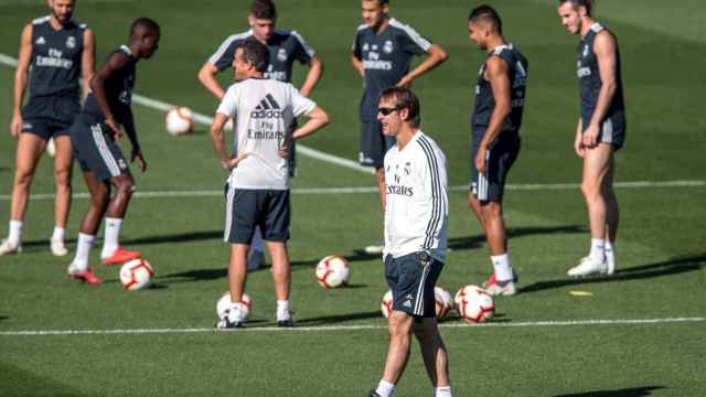 Julen Lopetegui junto a varios jugadores en un entrenamiento del Real Madrid / EFE