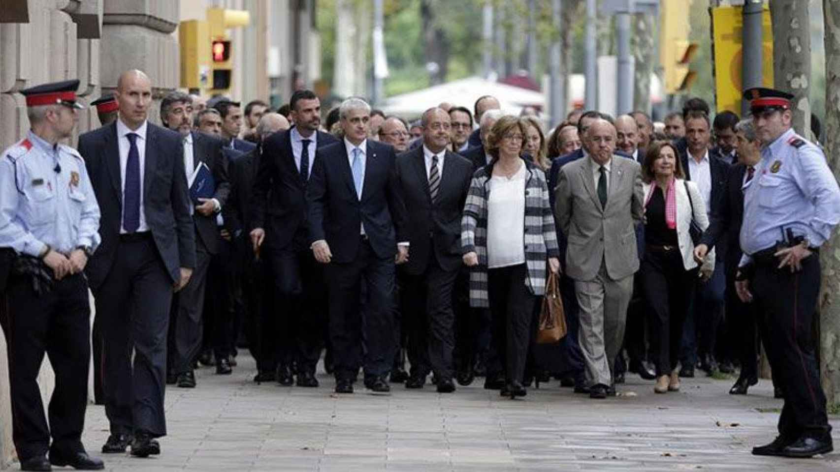 Irene Rigau (en el centro) en la entrada del TSJC junto al resto de miembros del Gobierno catalán