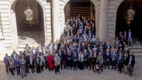 Foto de grupo de los representantes del Govern y de las entidades adheridas durante la presentación del 'Compromís Nacional per un Turisme Responsable', en la Llotja de Mar de Barcelona / GENERALITAT DE CATALUNYA