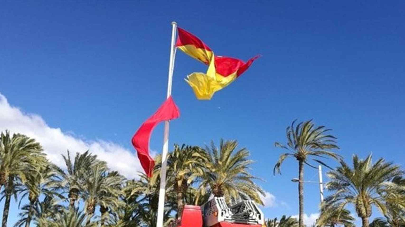 Una bandera rojigualda, uno de los símbolos de España, rota / EUROPA PRESS