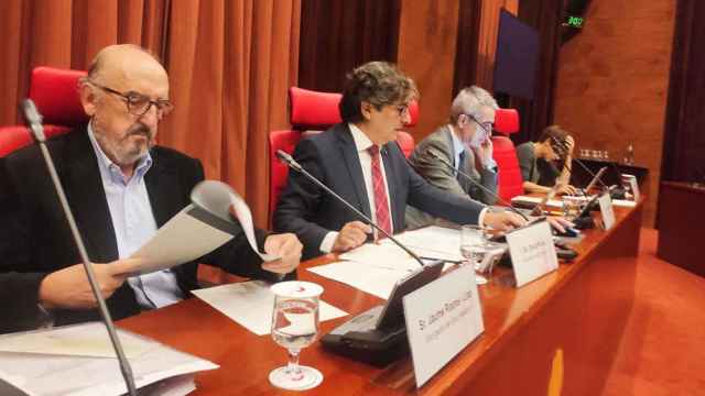 Jaume Roures (i), presidente ejecutivo de Mediapro, en el Parlament hoy / CG