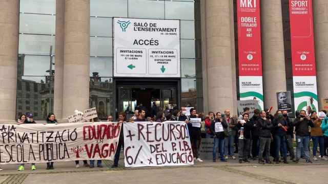 Los profesores en huelga ante el Saló de l'Ensenyament de Barcelona, una protesta que ha esquivado el consejero González-Cambray / NC - CG