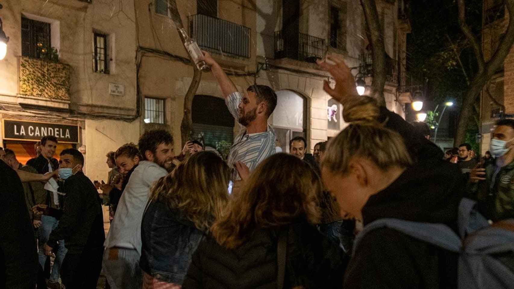 Grupos de personas festejan y hacen botellón en Cataluña / Lorena Sopêna (EP)