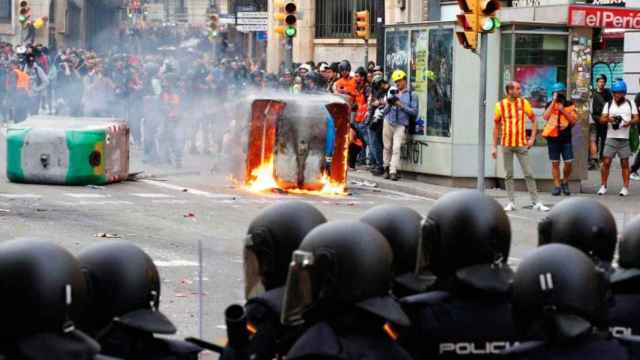 La Policía Nacional, conteniendo a radicales durante disturbios en la Via Laietana de Barcelona / EFE