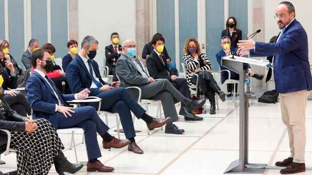 El líder del PPC, Alejandro Fernández, durante su intervención en la segunda sesión del debate de investidura del candidato de ERC a la presidencia de la Generalitat, Pere Aragonès / QUIQUE GARCÍA - EFE
