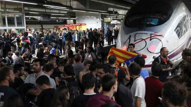 Ocupación de las vías del AVE en Barcelona Sants en 2017 / EFE