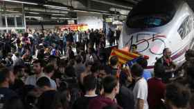 Ocupación de las vías del AVE en Barcelona Sants en 2017 / EFE