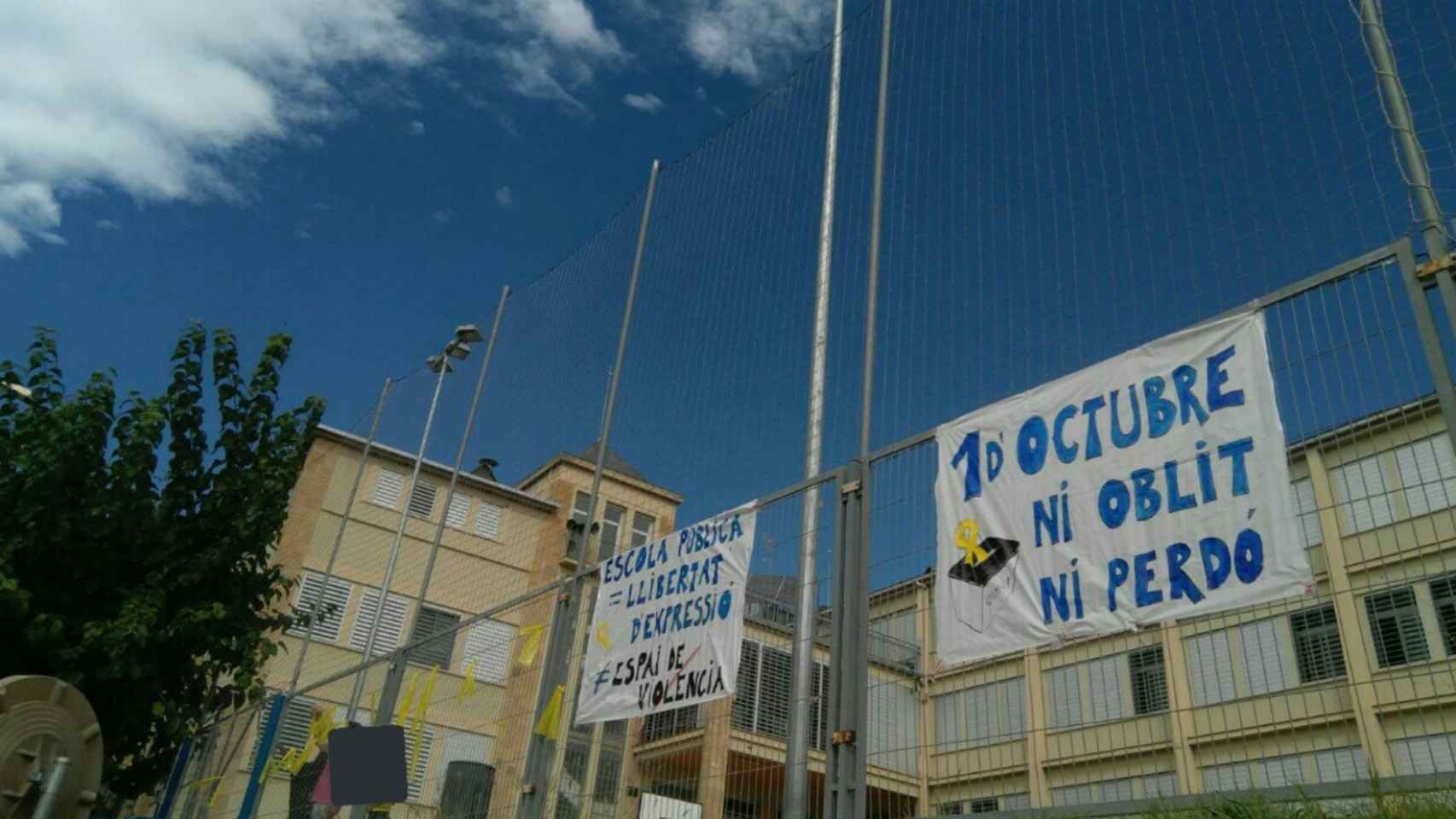 Una escuela de Lleida con pancartas a favor del independentismo / CDR