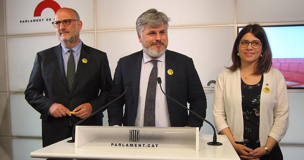 Los diputados de JxCat Eduard Pujol (i), Albert Batet (c) y Gemma Geis (d), en rueda de prensa en el Parlament / EP