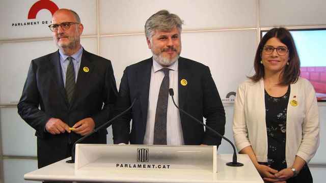 Los diputados de JxCat Eduard Pujol (i), Albert Batet (c) y Gemma Geis (d), en rueda de prensa en el Parlament / EP