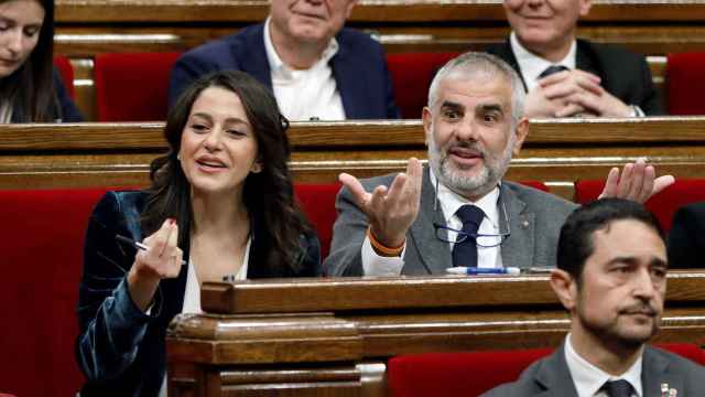 El portavoz de Cs en el Parlament, Carlos Carrizosa (d), quiere retirar los lazos amarillos de los espacios públicos  / EFE