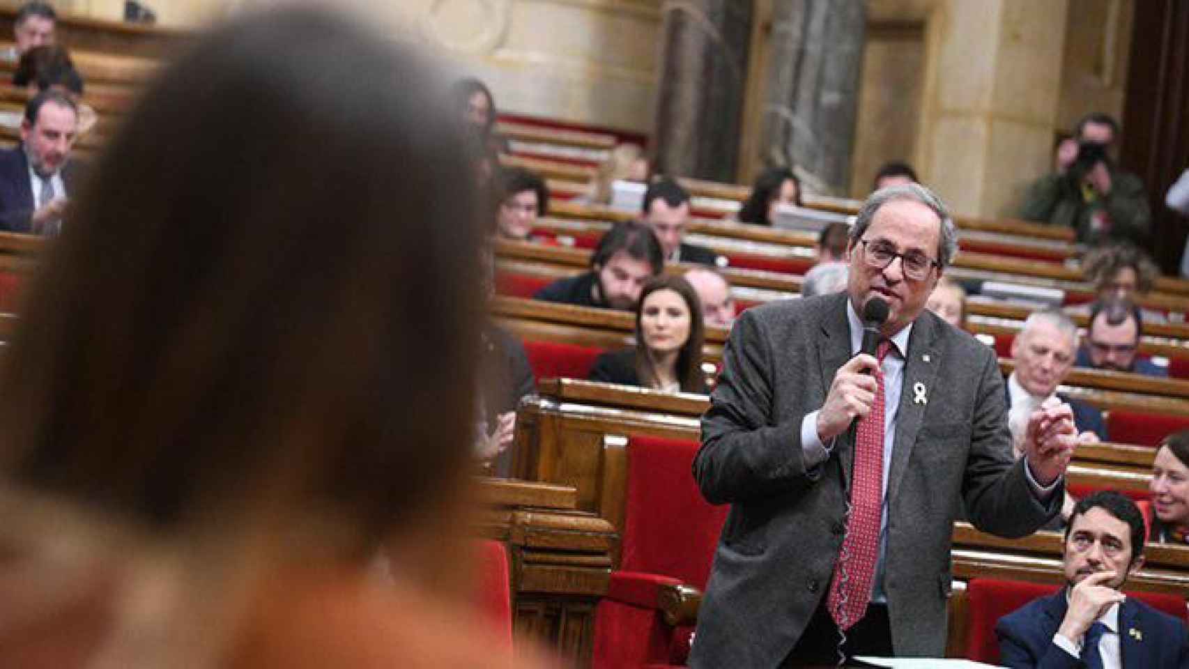 Quim Torra, observado por el consejero de Territorio Damià Calvet, en el Parlament, donde se han referido al conflicto del taxi / CG