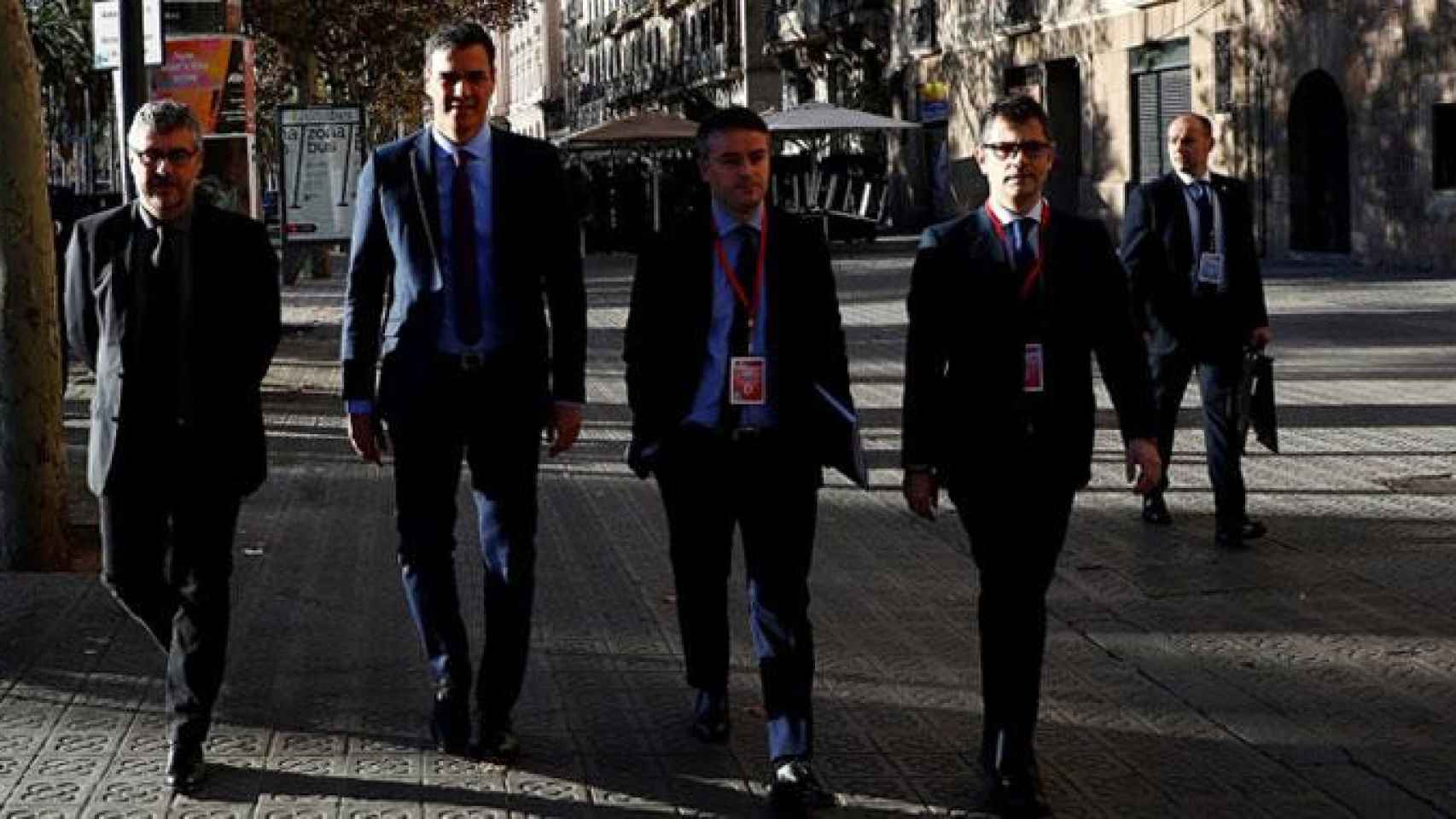El presidente del Gobierno, Pedro Sánchez, se dirige a pie a la Casa Llotja de Mar de Barcelona / EP