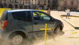 Imagen del coche que ha embestido las cruces amarillas de Vic / 324