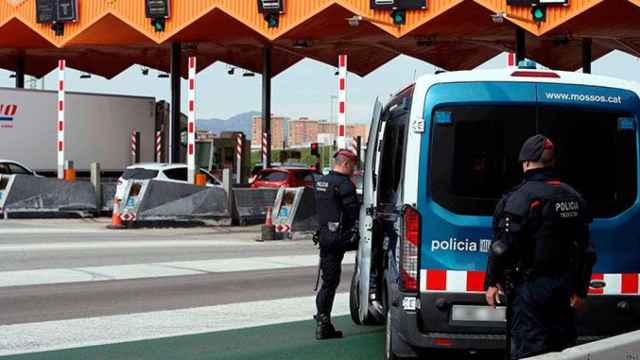 Dos agentes de los Mossos d'Esquadra vigilan un peaje ante el repunte de las acciones de los CDR / EFE