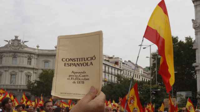 Simpatizantes de la Fundación Denaes en una concentración en Cibeles (Madrid), por la unidad de España / EFE