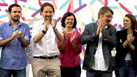 El coordinador federal de IU, Alberto Garzón (i), el secretario general de Podemos, Pablo Iglesias (i), el portavoz de En Comú Podem y líder de Cataluña En Comù, Xavier Domènech (2d), la portavoz de Podemos en el Congreso, Irene Montero (d), en la asamble