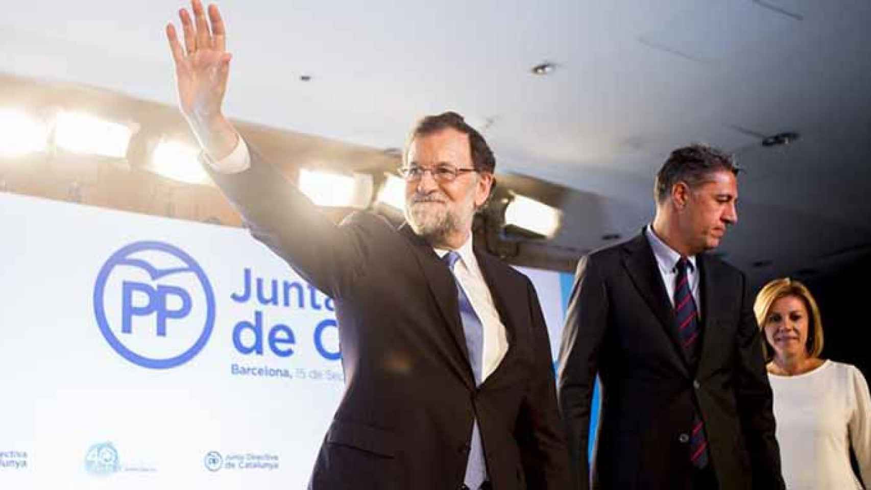 El presidente del Gobierno, y del Partido Popular , Mariano Rajoy (i) junto a la secretaria general del partido, María Dolores de Cospedal (d) y el presidente de los populares catalanes, Xavier García Albiol (c) al inicio de la la Junta Directiva del PPC