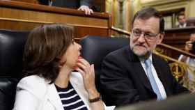 Mariano Rajoy (d) y Soraya Sáenz de Santamaría (i) al inicio de la sesión constitutiva de las Cortes Generales de la XII Legislatura.
