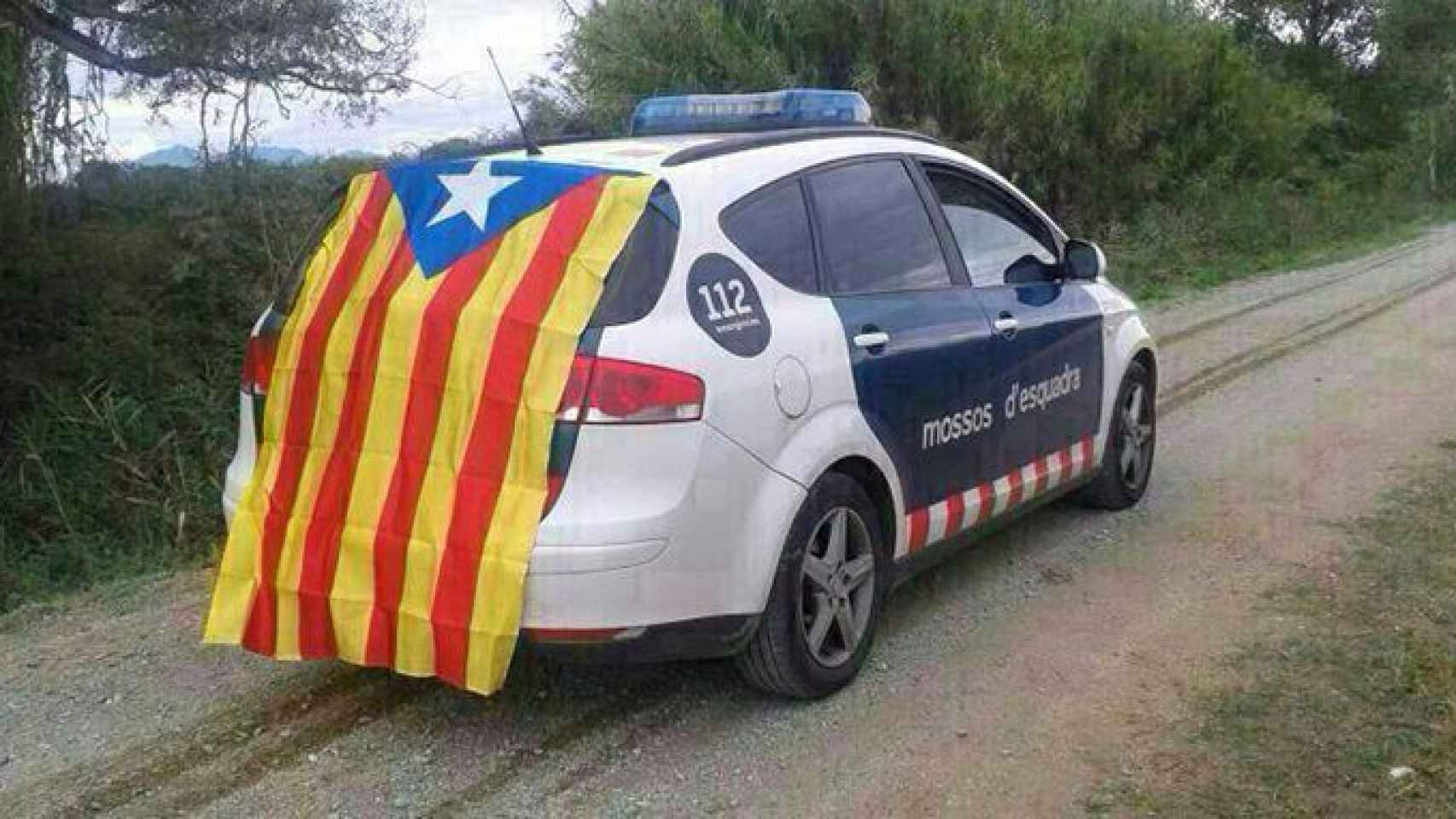 Un vehículo de los Mossos d'Esquadra con la bandera independentista / CG
