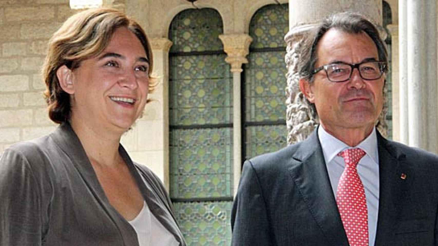 La alcaldesa de Barcelona, Ada Colau, y el presidente de la Generalitat, Artur Mas