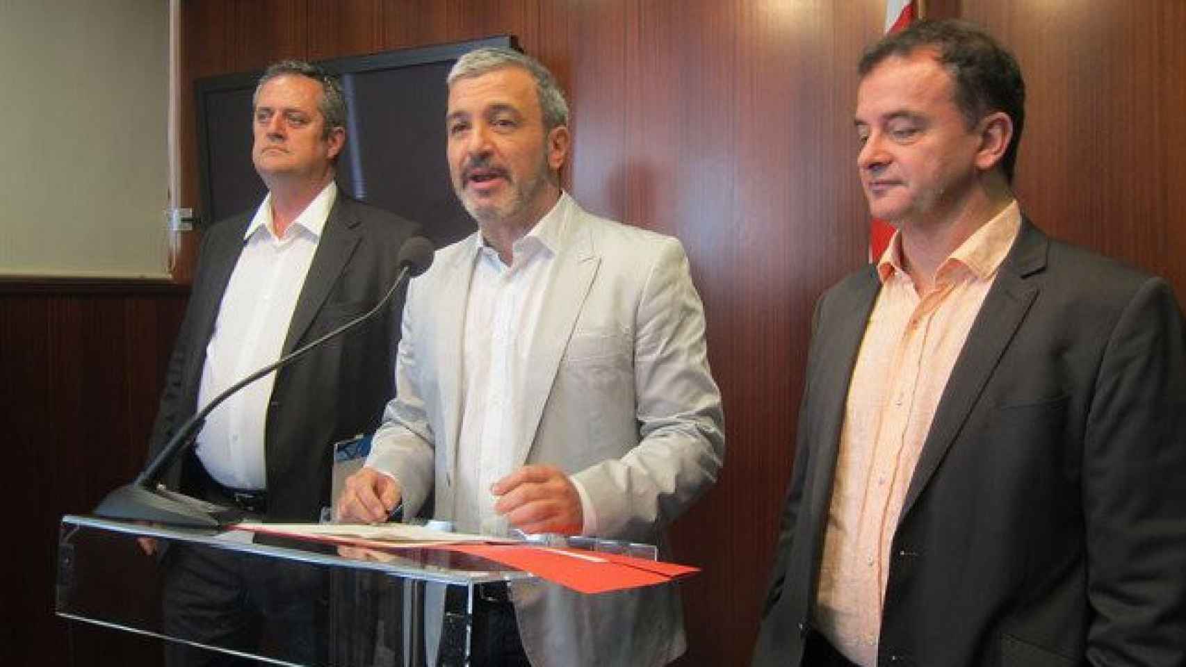 El portavoz de CiU en el Ayuntamiento de Bacrelona, Joaquim Forn, y los líderes municipales del PSC, Jaume Collboni, y de ERC, Jaume Bosch