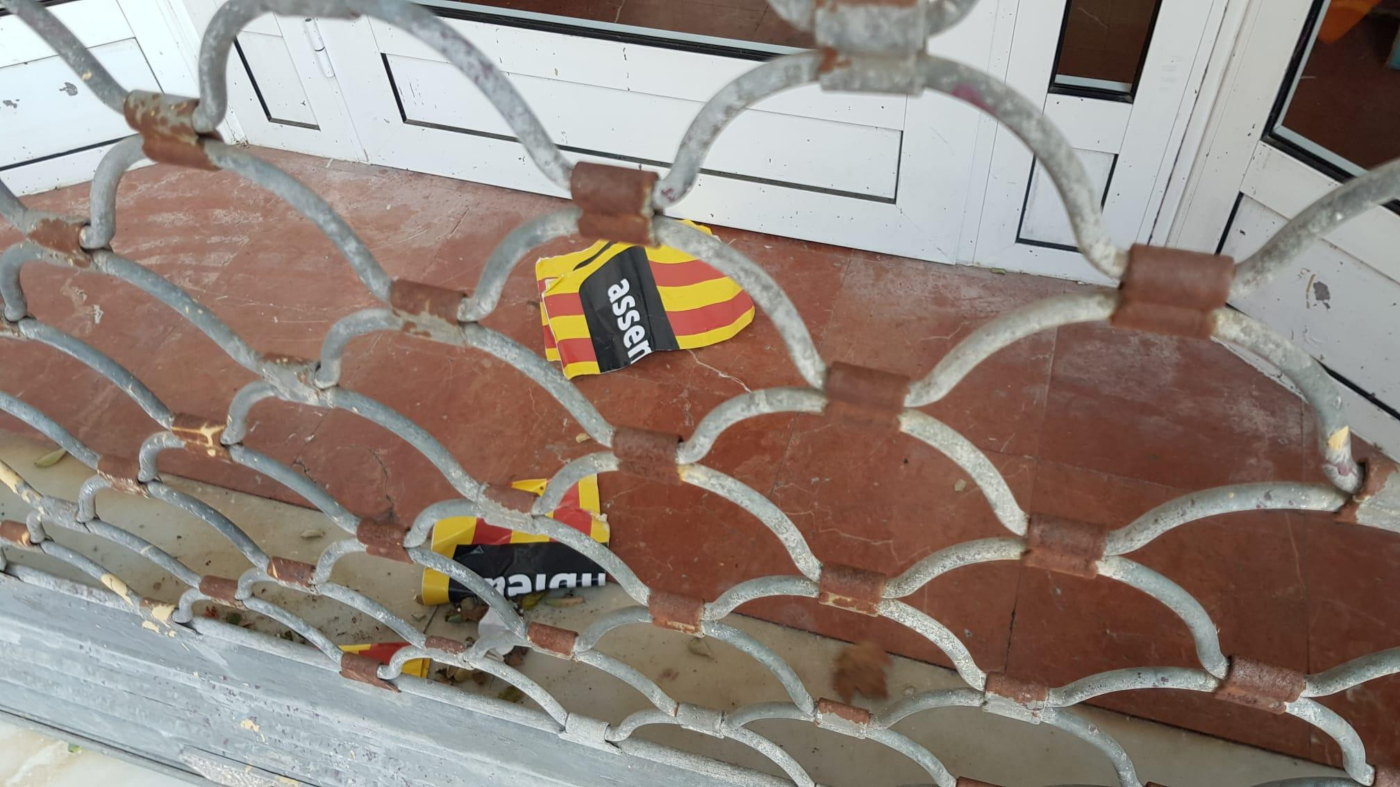Puerta de acceso a la sede de Ciudadanos en L'Hospitalet (Barcelona) tras el ataque de este lunes / CIUDADANOS