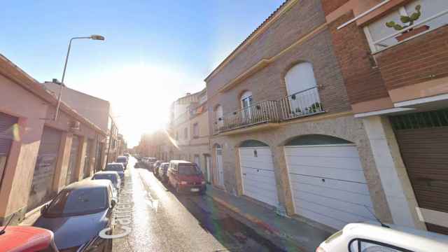 Calle Paco Mutlló, en el barrio de la Creu Alta de Sabadell, donde una persona ha sido detenida tras disparar a otra en un taller / GOOGLE STREET VIEW