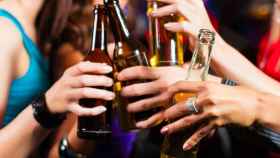 Varias jóvenes brindan con alcohol, cuyo consumo se ha disparado en los últimos años en Barcelona / EUROPA PRESS
