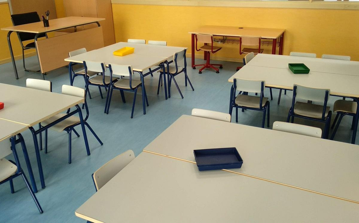 Un aula de primaria en una escuela catalana, donde Educación distribuirá ventiladores para sofocar el calor / EP