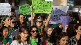 Cientos de mujeres se manifiestan por el derecho a abortar / EFE