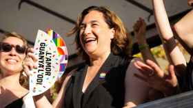 La alcaldesa de Barcelona, Ada Colau, con un abanico y un pin con los colores arcoíris del colectivo LGTBI / EUROPA PRESS