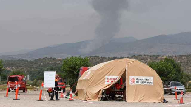 Dispositivo de los bomberos en el incendio forestal de Artesa de Segre / BOMBERS DE LA GENERALITAT