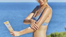 Una mujer se aplica crema solar para proteger su piel / SERVIMEDIA