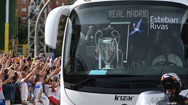 Autocar de los jugadores del Real Madrid exhibiendo la Champions por el centro de la ciudad, donde se congregaron miles de aficionados para celebrar el título ganado ante el Liverpool / EFE