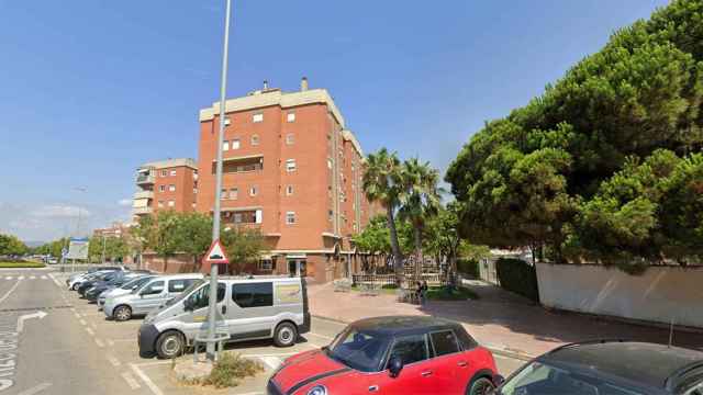 El edificio afectado por el incendio en la calle Ballestera de El Prat / GOOGLE