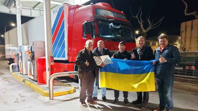 El secretario del Ayuntamiento de Guissona, Carles Vendrell y un representante de la comunidad ucraniana junto al conductor del camión, el alcalde de Guissona, Jaume Ars y el presidente de la comunidad ucraniana de Guissona Andriy Surhlyak ante el camión