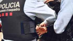 Imagen de archivo de los Mossos d'Esquadra con un detenido, como el de Alcanar / EUROPA PRESS