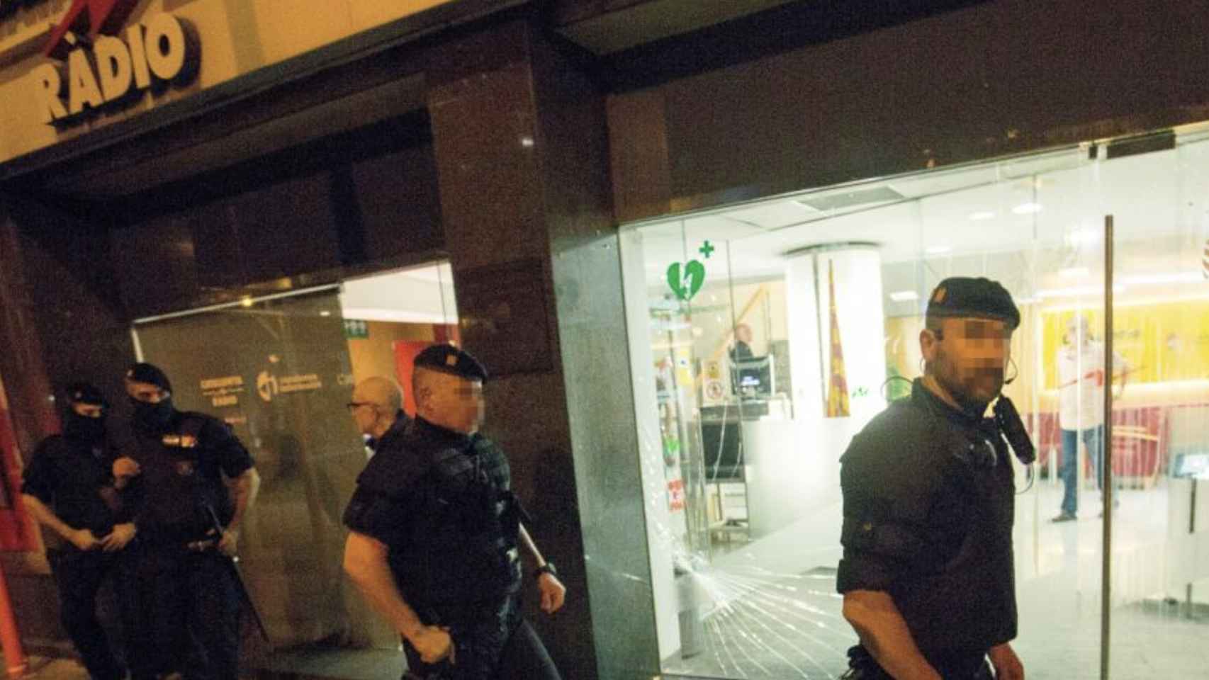 Mossos blindan la sede de Catalunya Ràdio durante el ataque donde un agente golpeó a un manifestante / EFE