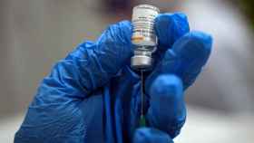 Un profesional sanitario prepara una dosis de la vacuna contra el Covid-19 / EP