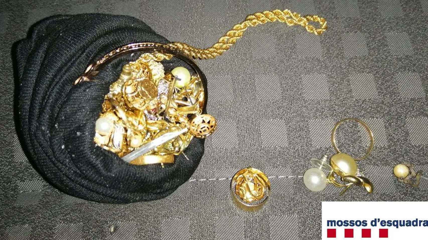 Las joyas que supuestamente han robado los detenidos en un domicilio de Barberà del Vallès (Barcelona) / MOSSOS