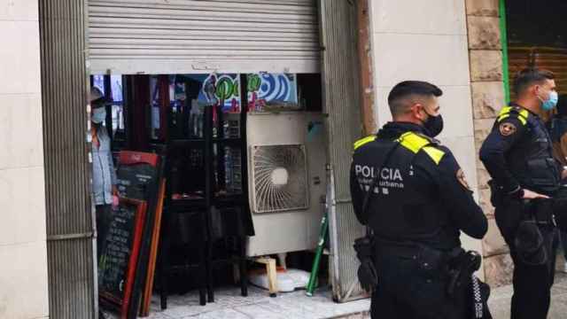 El local desalojado donde se estaba realizando la fiesta ilegal en el barrio de Les Corts / GUARDIA URBANA BARCELONA